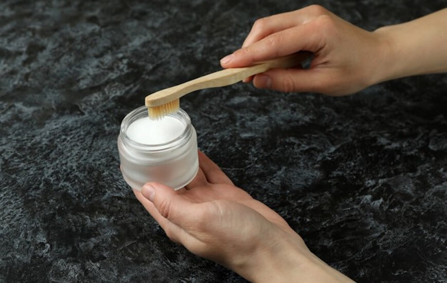 dentifrice en pot avec brosse à dent en bambou